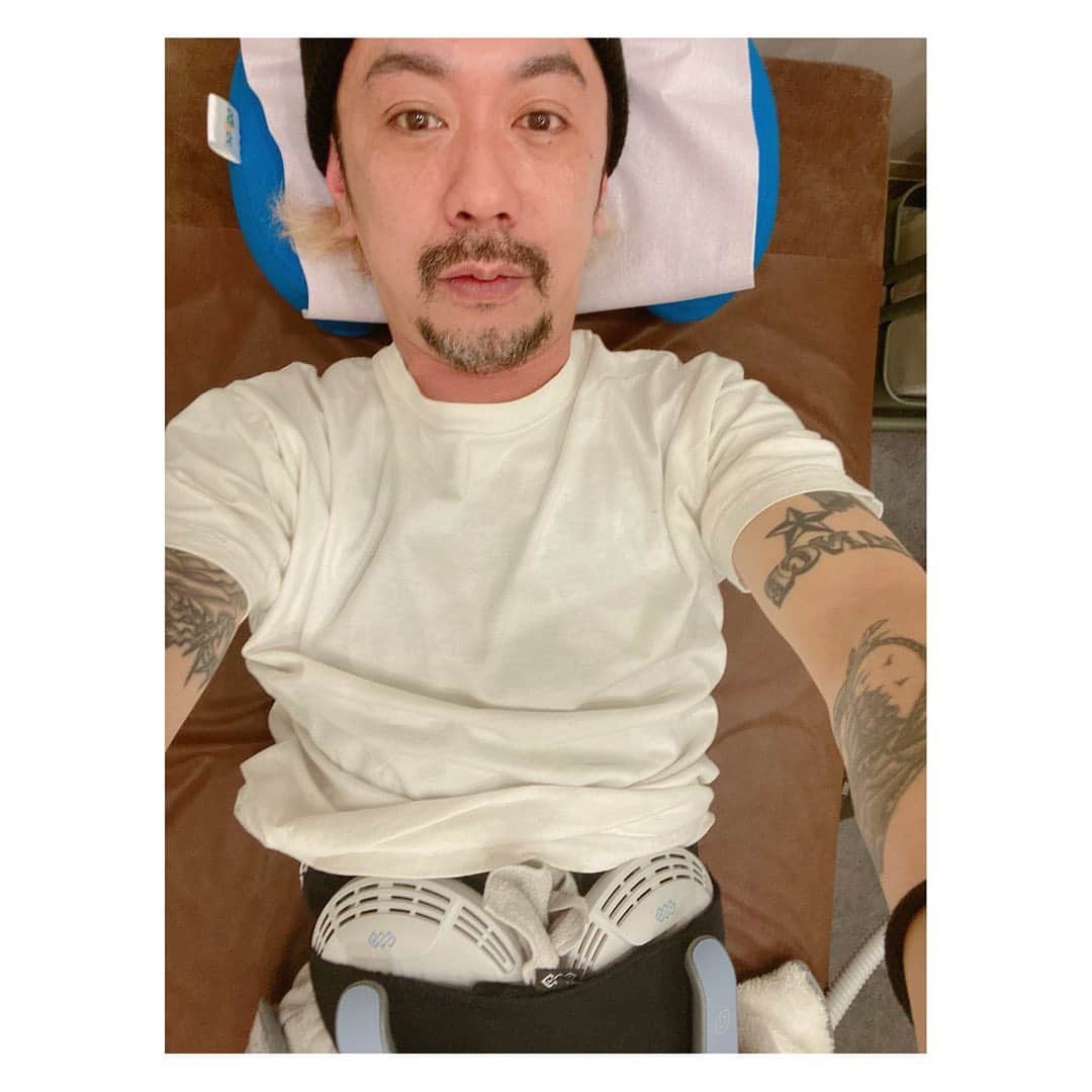 のインスタグラム：「筋肉美容クリニック　@muscle_beauty_clinic さんで！  エムスカルプトと3回目✨  今日は調子にのって100%にトライ✊  これは！  寝てるだけとは言えない強さ💦  これ続けたら腹筋割れるね😎✨  次は80パーセントからにします！笑 * * * * * #筋肉美容クリニック #エムスカルプト#腹筋#バキバキ#美容#クリニック#美尻#二の腕#筋トレ#トレーニング#美容おじさん#美容師#ヘアメイク#美容師の休日」