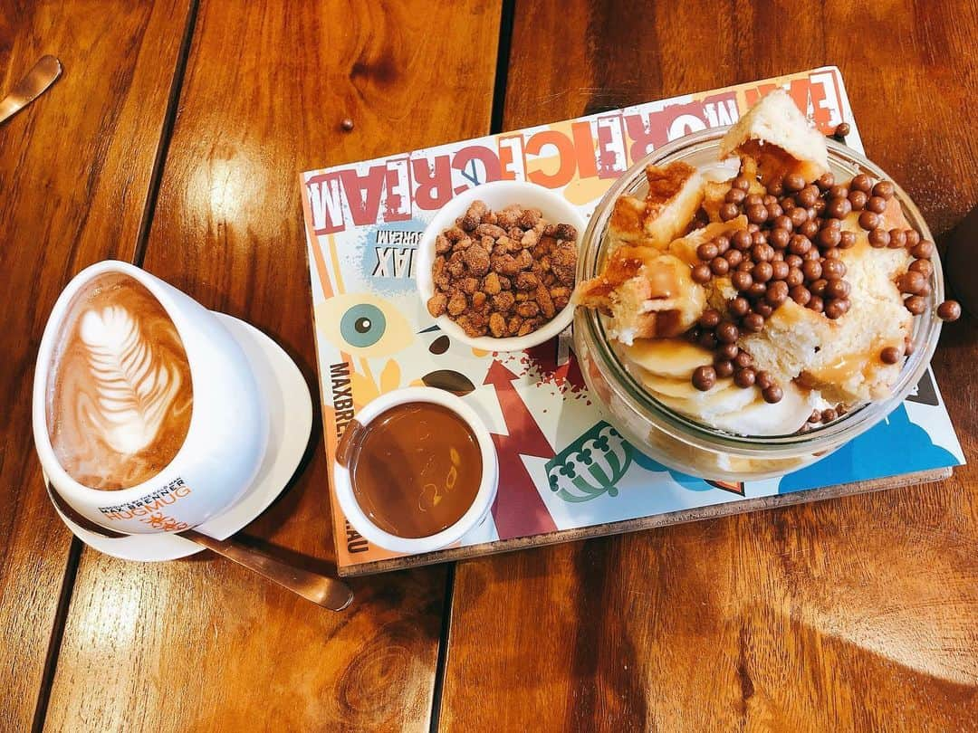 かにゃさんのインスタグラム写真 - (かにゃInstagram)「Melbourneにあるチョコレート専門店 @maxbrenneraus に行ってきたよ🍫 私は完全にチョコレート中毒🤤🧠💘 次はチョコレートフォンデュ食べたい❗️ . ちなみにMax Brennerは日本にもあるよ😻 チョコレート好きは是非👍 . . . . #maxbrenner #chocolate #chocolatelover #chocolateaddict #sweet #dessert #desserts #dessertlover #desserttime #cafelife #café #cafe #instacafe #melbournecafe #cafestagram  #melbourne #melbournelife #melbournestyle #melbourneliving #melbourne_insta #melbournelifestyle #メルボルンカフェ #海外生活 #オーストラリア生活 #メルボルン生活 #カフェ #カフェスタグラム #メルボルンカフェ #カフェ巡り #カフェ好きな人と繋がりたい  #チョコレート」12月22日 14時32分 - kanya_435