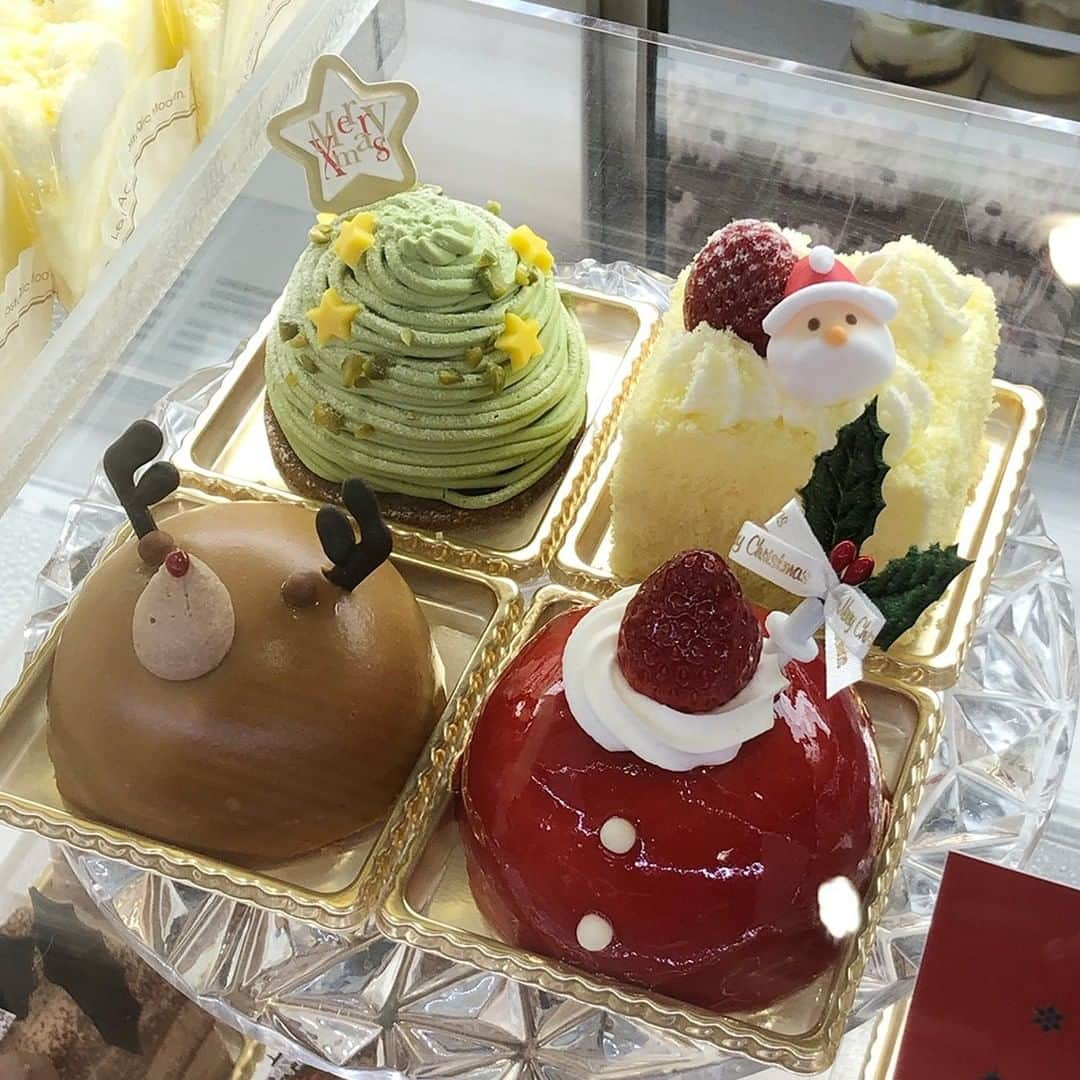 daimarusapporoさんのインスタグラム写真 - (daimarusapporoInstagram)「【クリスマスケーキ勢ぞろい🍰】  もうすぐクリスマスですね！  地1階 ほっぺタウン和洋菓子売場ではクリスマスケーキを種類豊富に取りそろえております。  今年は少人数向けの小さめなホールケーキが充実。 1カットサイズのケーキもございます。  クリスマスの楽しいひとときに ぜひ、ご覧下さい✨  写真1枚目 〈モンシェール〉 フルール・ドゥ・ノエル (1台)税込3,000円  写真2枚目 〈ルタオ〉クリスマスセレクション (1セット)税込2,754円  写真3枚目 〈きのとや〉クリスマススノードーム (1台)税込3,000円  写真4枚目 〈フルーツケーキファクトリー〉プチタルト (1台・約9cm)税込2,400円  写真5枚目 〈ロリオリ〉 写真左より苺ショートケーキ・チョコレートケーキ・ストロベリークランチ (各1個)税込459円  写真6枚目 〈イシヤショップ〉ノエル・バウム (1台)税込3,024円  写真7枚目 〈モロゾフ〉 クリスマス デンマーククリームチーズケーキ (1台)税込1,080円  写真8枚目 〈Noix〉4種の木の実のブッシュドノエル (1本・18cm)税込2,700円 ※12/25(金)まで地1階イベントスペースに出店  写真9枚目 〈モンシェール〉クーゲル・オ・ショコラ (1個)税込691円  写真10枚目 〈イシヤショップ〉いちごショート (1個)税込594円  #ケーキ #クリスマスケーキ #大丸札幌」12月22日 14時35分 - daimarusapporo