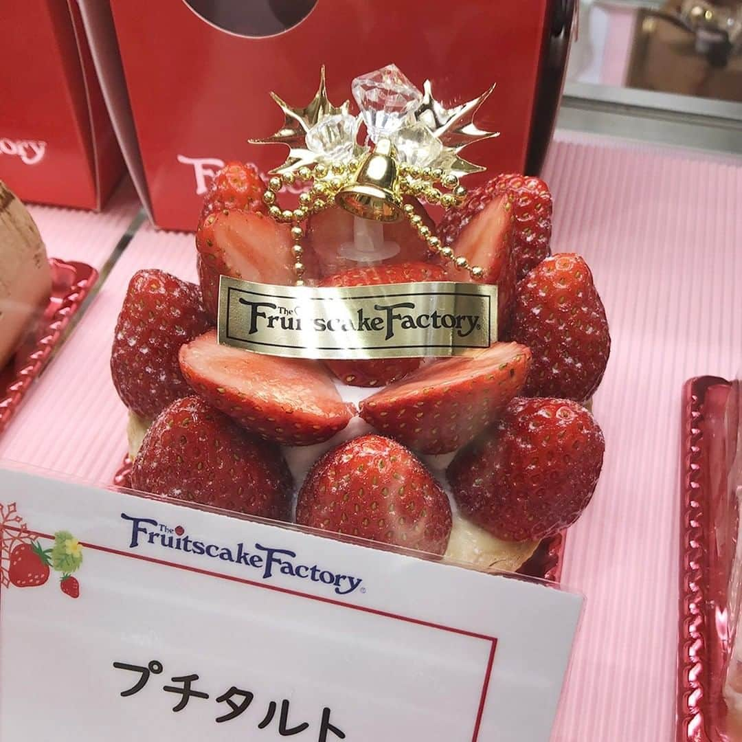 daimarusapporoさんのインスタグラム写真 - (daimarusapporoInstagram)「【クリスマスケーキ勢ぞろい🍰】  もうすぐクリスマスですね！  地1階 ほっぺタウン和洋菓子売場ではクリスマスケーキを種類豊富に取りそろえております。  今年は少人数向けの小さめなホールケーキが充実。 1カットサイズのケーキもございます。  クリスマスの楽しいひとときに ぜひ、ご覧下さい✨  写真1枚目 〈モンシェール〉 フルール・ドゥ・ノエル (1台)税込3,000円  写真2枚目 〈ルタオ〉クリスマスセレクション (1セット)税込2,754円  写真3枚目 〈きのとや〉クリスマススノードーム (1台)税込3,000円  写真4枚目 〈フルーツケーキファクトリー〉プチタルト (1台・約9cm)税込2,400円  写真5枚目 〈ロリオリ〉 写真左より苺ショートケーキ・チョコレートケーキ・ストロベリークランチ (各1個)税込459円  写真6枚目 〈イシヤショップ〉ノエル・バウム (1台)税込3,024円  写真7枚目 〈モロゾフ〉 クリスマス デンマーククリームチーズケーキ (1台)税込1,080円  写真8枚目 〈Noix〉4種の木の実のブッシュドノエル (1本・18cm)税込2,700円 ※12/25(金)まで地1階イベントスペースに出店  写真9枚目 〈モンシェール〉クーゲル・オ・ショコラ (1個)税込691円  写真10枚目 〈イシヤショップ〉いちごショート (1個)税込594円  #ケーキ #クリスマスケーキ #大丸札幌」12月22日 14時35分 - daimarusapporo