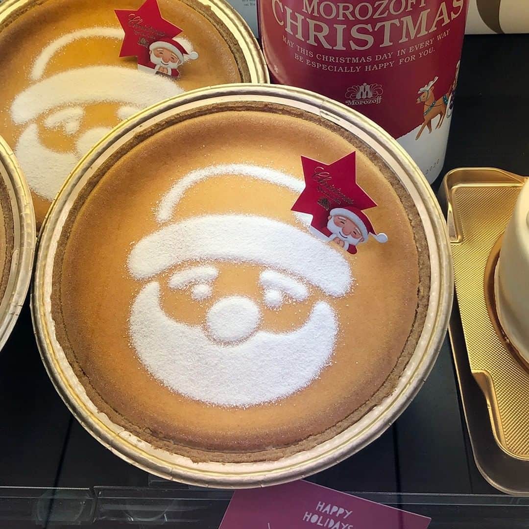 daimarusapporoさんのインスタグラム写真 - (daimarusapporoInstagram)「【クリスマスケーキ勢ぞろい🍰】  もうすぐクリスマスですね！  地1階 ほっぺタウン和洋菓子売場ではクリスマスケーキを種類豊富に取りそろえております。  今年は少人数向けの小さめなホールケーキが充実。 1カットサイズのケーキもございます。  クリスマスの楽しいひとときに ぜひ、ご覧下さい✨  写真1枚目 〈モンシェール〉 フルール・ドゥ・ノエル (1台)税込3,000円  写真2枚目 〈ルタオ〉クリスマスセレクション (1セット)税込2,754円  写真3枚目 〈きのとや〉クリスマススノードーム (1台)税込3,000円  写真4枚目 〈フルーツケーキファクトリー〉プチタルト (1台・約9cm)税込2,400円  写真5枚目 〈ロリオリ〉 写真左より苺ショートケーキ・チョコレートケーキ・ストロベリークランチ (各1個)税込459円  写真6枚目 〈イシヤショップ〉ノエル・バウム (1台)税込3,024円  写真7枚目 〈モロゾフ〉 クリスマス デンマーククリームチーズケーキ (1台)税込1,080円  写真8枚目 〈Noix〉4種の木の実のブッシュドノエル (1本・18cm)税込2,700円 ※12/25(金)まで地1階イベントスペースに出店  写真9枚目 〈モンシェール〉クーゲル・オ・ショコラ (1個)税込691円  写真10枚目 〈イシヤショップ〉いちごショート (1個)税込594円  #ケーキ #クリスマスケーキ #大丸札幌」12月22日 14時35分 - daimarusapporo