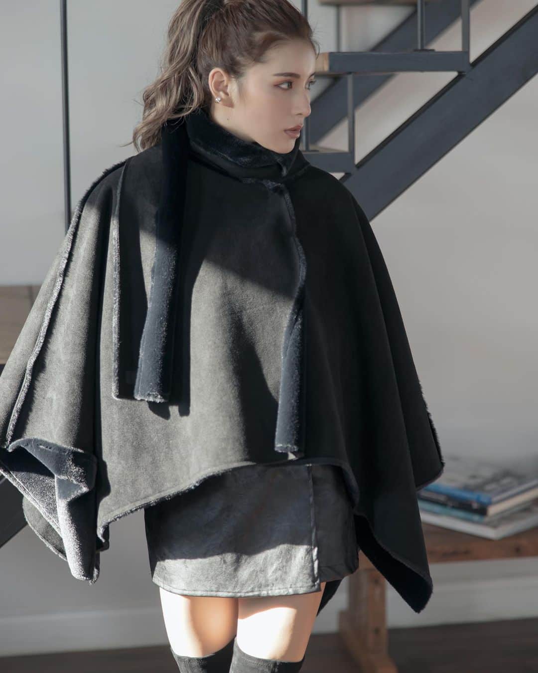 デュラスアンビエントのインスタグラム：「𝐌𝐨𝐮𝐭𝐨𝐧 𝐜𝐚𝐩𝐞 𝐜𝐨𝐚𝐭 〈Beige,Greige,Black〉  𝐋𝐞𝐚𝐭𝐡𝐞𝐫 𝐰𝐫𝐚𝐩 𝐬𝐡𝐨𝐫𝐭 𝐩𝐚𝐧𝐭𝐬 〈Beige,Black〉S/M _____________________________________ www.ambient-online.com @ambientofficial @ambient_ariake @ambient_yurakucho @ambient.opa #アンビエント#ambient_official  #coordinate #styling #20AW #fw20 #chic」