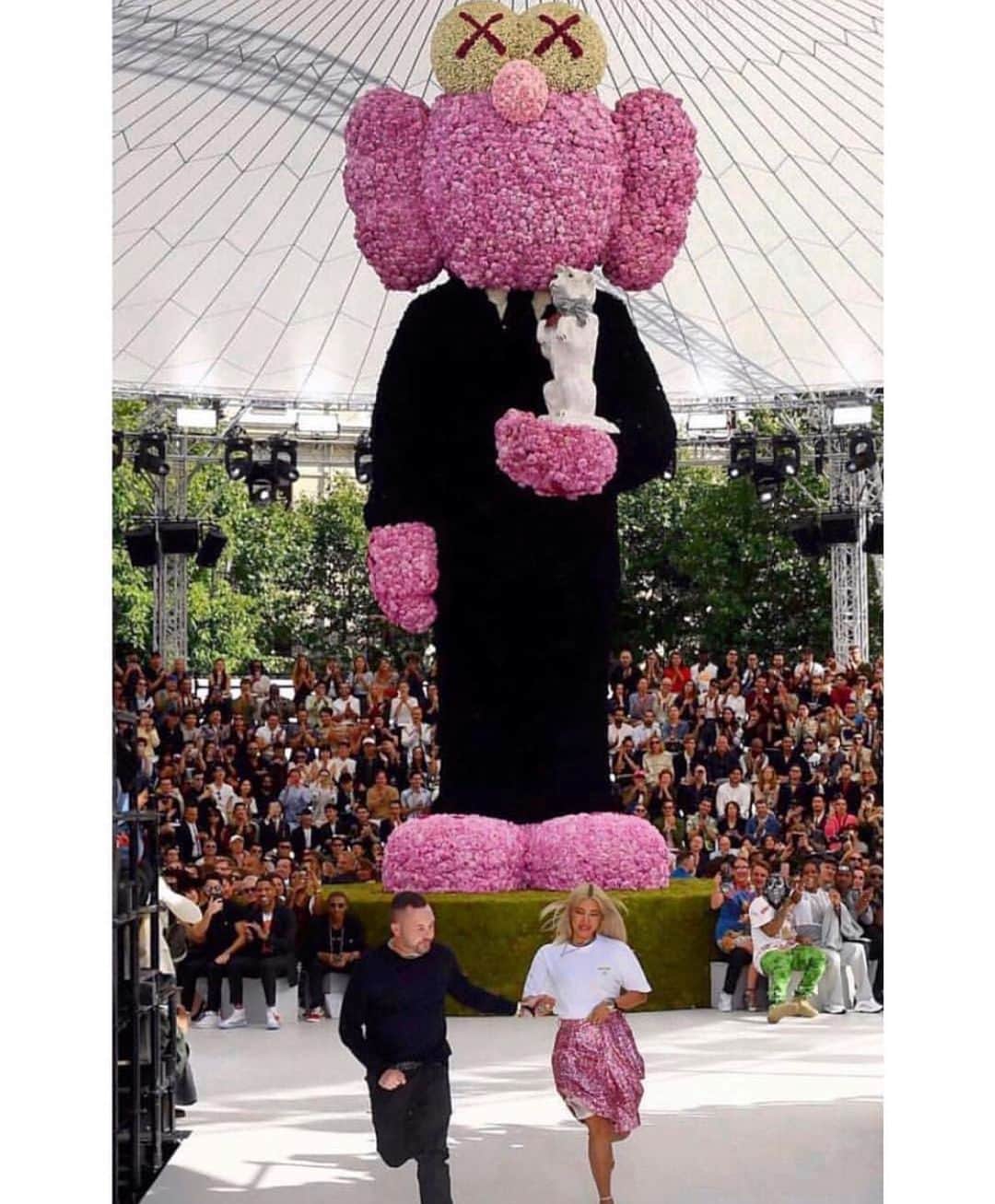キム・ジョーンズのインスタグラム：「It’s one month to our next @dior men’s show January 22 nd , here’s a throwback to the first show I worked on at the house featuring @kaws」