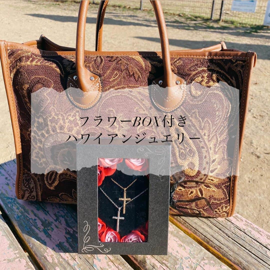 のインスタグラム：「﻿ ﻿ ﻿ ﻿ ﻿ ﻿ ﻿ ﻿ 💍 フラワーBOX付きハワイアンジュエリー﻿ @jjra00﻿ ﻿ ﻿ ﻿ 見て美しい.香って魅力.使って飾ってワクワク。﻿ フラワーバスグッズ.写真立て﻿ 大容量ジュエリー収納BOXに﻿ 人気ハワイアンジュエリーを入れて﻿ お家に届きましたァ📦❤﻿ ﻿ ﻿ ジュエリーの素材には﻿ 医療器具にも使われる安心で安全﻿ 海でも変色しない・アレルギーも無いといった﻿ もっともハワイアンジュエリーに適した素材﻿ 「サージカルステンレス316L」を使用﻿ ﻿ アレルギーがある私でも付けれて嬉しい😃﻿ SILVA・GOLDにしたよ‎𓂃◌𓈒𓐍﻿ ﻿ ﻿ HP:https://store.shopping.yahoo.co.jp/juraice/gps81011pair.html﻿ ﻿ ﻿ #jjra00 #ネックレス #お揃い #カップル #夫婦 #友達 #プレゼント #クリスマスプレゼント #PR﻿ ﻿ ﻿」