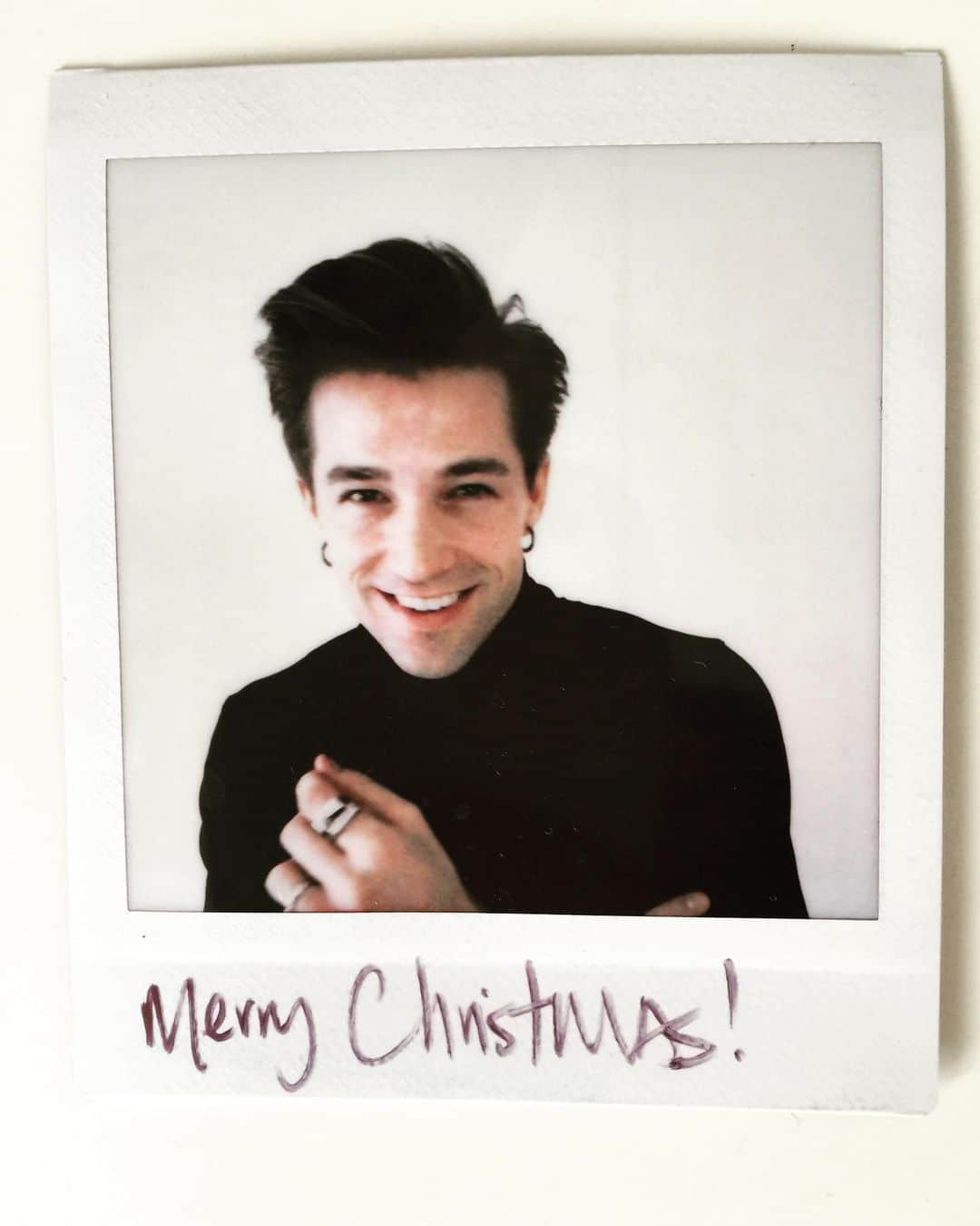 ジョサイア・ハーリーさんのインスタグラム写真 - (ジョサイア・ハーリーInstagram)「What 3 words best describe Christmas at your house? 🎄 Me? Music, brothers, family! Christmas back home in Arkansas is always loud and messy— full of music, good food, and late nights with my brothers. I’ll miss those elements this year. 🎄#christmastime🎄 #familyphoto #homefortheholidays #homeforchristmas」12月22日 14時44分 - josiahhawley