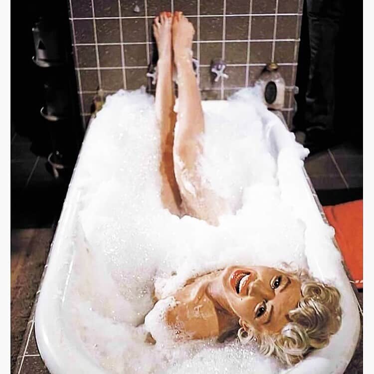 ジーナ・カラーノのインスタグラム：「I started taking a bath every Monday  for muscle recovery, to detox, help relieve tension and balance everything overall .. it REALLY helps.  1-2 cups Epsom salt 1/3 cup baking soda 5 drops of Doterra peppermint oil 5 drops Doterra tea tree oil And BUBBLIES for fun. 😁 Water MUST be HOT and stay in for at least 15 minutes.  Hope it helps. ✨」