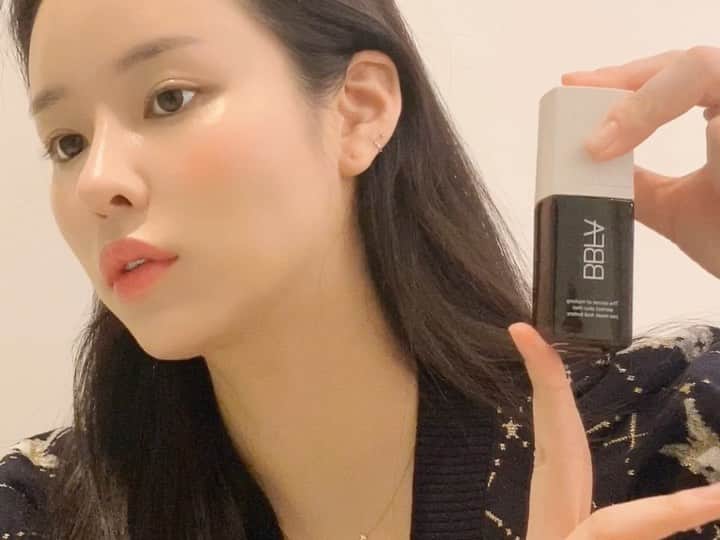 クォン・スジョンのインスタグラム：「1차 브러쉬로 발라주고 퍼프로 톡톡톡 🤭 눌러주기   외출시 수정 화장은 퍼프에 남은 양으로도 충분히 가능해요! 발림성이 좋아서 소량으로도 메이크업 가능하구 커버력은.. 따라올 파데가 없다고 생각해요 😌  너무 부담스럽지 않은 자연스러운 피부표현에 커버력까지 짱짱하게 갖춘 비파데이션 제품력은 한번 사용해보시면 아실꺼에요!! 제가 왜 이렇게까지 칭찬하는지!!!  진짜 너무 애정하는 제품이라 모두 모두 사용해보셨으면 하는 마음💕 비파데이션 지금 공구중이구 내일 마감됩니다! 4시 이전 주문건은 당일배송 1시간 남았어요!!   비파데이션 + 트윙클미스트 = 🍯 조합  #비파데이션 #애기피부 #공구중 #파운데이션 #비비크림 #메이크업」