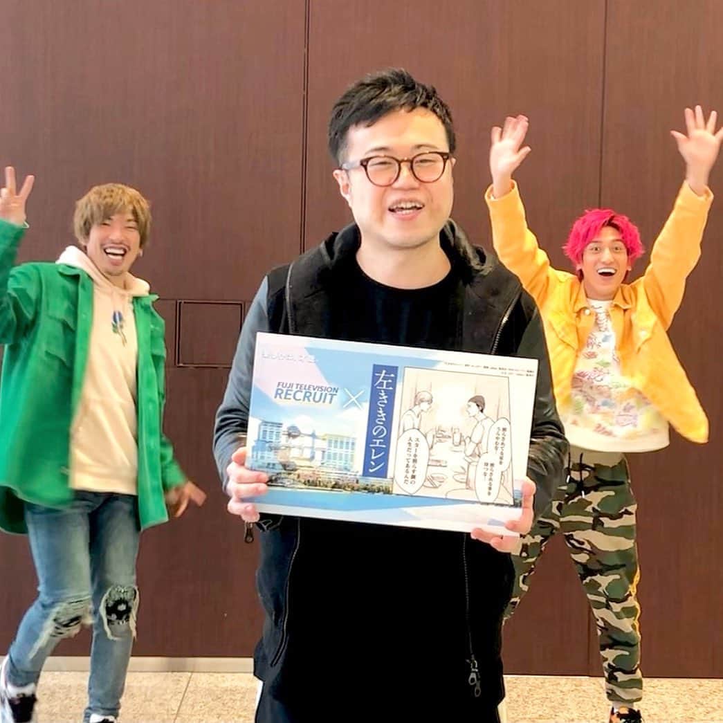 フジテレビジョン 人事部さんのインスタグラム写真 - (フジテレビジョン 人事部Instagram)「【バラエティ 北山拓】２００８年入社   『はねるのトびら』『めちゃ×２イケてるッ！』などを経て、 現在は『ネタパレ』『ENGEIグランドスラム』『THE MANZAI』などのネタ番組の演出を主に担当。   僕は大阪で生まれ育ち、幼い頃からお笑いがずっと身近にありました。 深夜のテレビをつけると、胸が踊るようなたくさんのお笑い番組があり、 「あの番組に携わりたい」 「こうしたらもっと面白くなるのになぁ」 と思うことも多く、番組制作を志望しました。   実際にバラエティ番組の制作現場で働いてみて、 自分たちが会議室で一生懸命考えたアイデアを出演者のみなさんが全力で表現してくれて 笑いが生まれると本当に嬉しく、やりがいのある仕事だなと思います。  また、若い演者のみなさんと二人三脚で走って みるみる人気が出て、どんどん活躍していって 「ありがとうございます！」なんて言われたら そりゃもう嬉しくてたまりません 笑。  もちろん、大変なこと、しんどいことも多いです。 ただ、それ以上に楽しいことが多い現場です。   学生の方から「就職活動のアドバイスください！」や 「大学時代に何をしておけばいいですか？」 と言われることが多いのですが、 僕自身、全く偉いことを言えるような立場ではないので 以下のことをお話するようにしています。   大学時代にしておくべきことは 【誰しも各々の魅力があるので、それを伸ばしていけば良い】と思います。  自分が好きなことを一生懸命やっている人は、とっても魅力的だと思うからです。  その魅力を精一杯表現して就活や仕事に活かして欲しいです。 「フジテレビに来て！」なんて言いません。 多岐に渡るあなたの就職活動の選択肢の中にフジテレビが入っていたら僕は嬉しいです。   一緒に笑いを生み出していける仲間をお待ちしております。  次は、編成部でドラマやバラエティ、アニメなど多岐にわたる番組の企画・プロデュースを担当している同期にバトンを渡します。  #フジテレビ人事部 #22就活 #就職活動 #フジテレビ新卒採用 #左ききのエレン #コラボ企画 #フジテレビ左ききのエレンコラボリレー」12月22日 15時06分 - fujitv_jinji