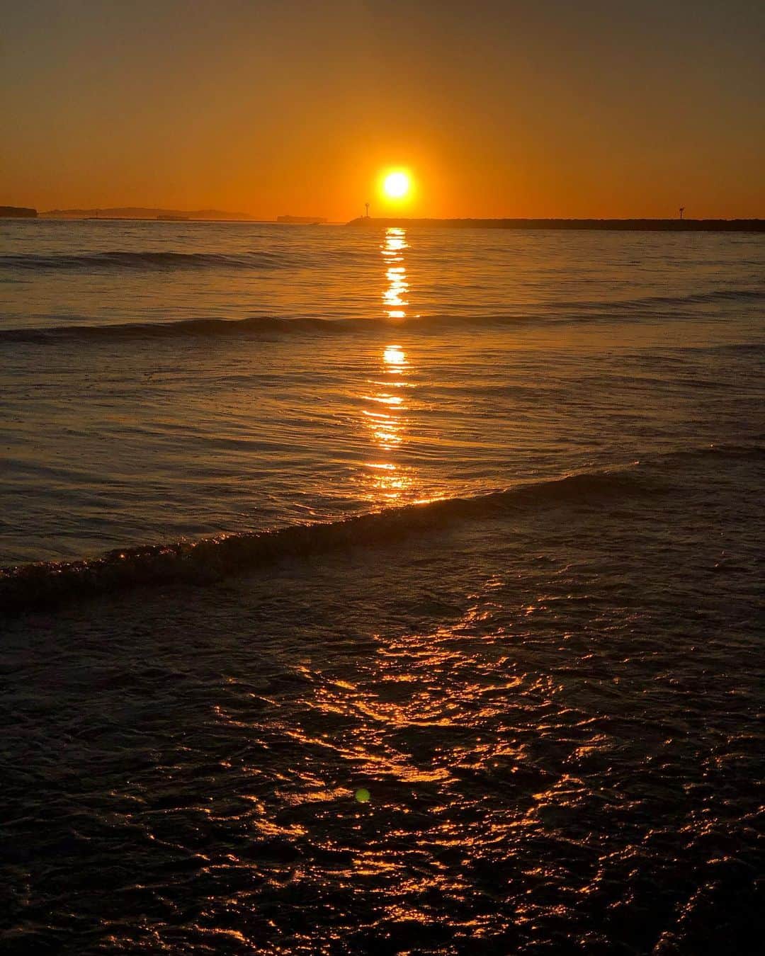 Samuel Lippkeさんのインスタグラム写真 - (Samuel LippkeInstagram)「It’s been 2 years since losing my mom without warning to cancer. It doesn’t get much easier but it def makes me value the little moments with my favorite people a lot more. I try to touch the ocean every year on the date she left us, so therapeutic. Hold your loved ones more, tell them you love them more. Love more. 🙏🏽」12月22日 14時59分 - samuel.lippke