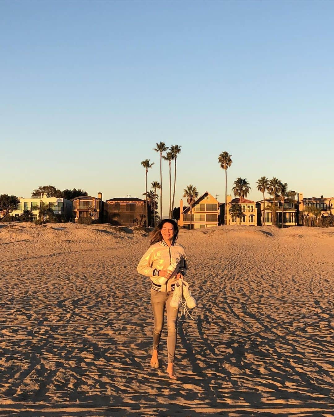Samuel Lippkeさんのインスタグラム写真 - (Samuel LippkeInstagram)「It’s been 2 years since losing my mom without warning to cancer. It doesn’t get much easier but it def makes me value the little moments with my favorite people a lot more. I try to touch the ocean every year on the date she left us, so therapeutic. Hold your loved ones more, tell them you love them more. Love more. 🙏🏽」12月22日 14時59分 - samuel.lippke