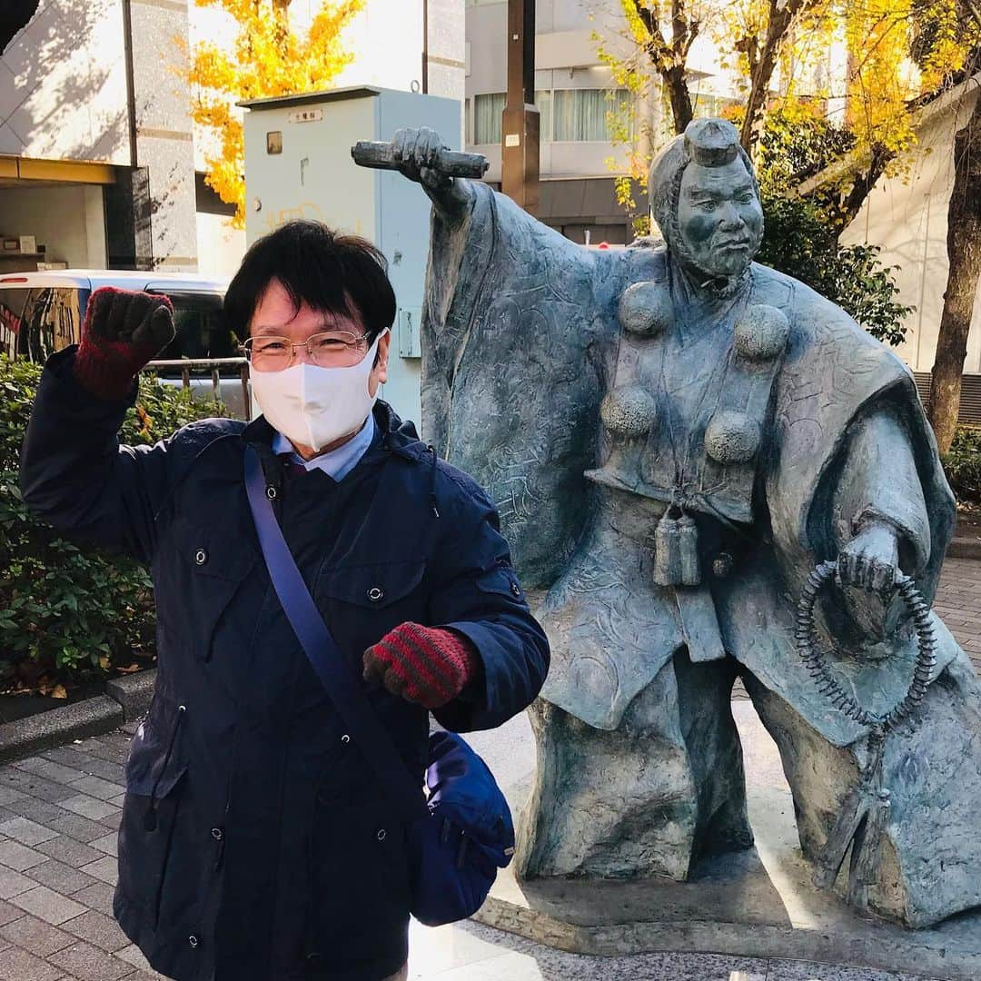 尾木直樹さんのインスタグラム写真 - (尾木直樹Instagram)「人形町散策してたら弁慶の銅像が見得切ってたよ😳真似して元気もらえた尾木ママです🌈 - #人形町 #甘酒横丁でお散歩 #弁慶さん #真似する#尾木ママ」12月22日 15時02分 - oginaoki_ogimama