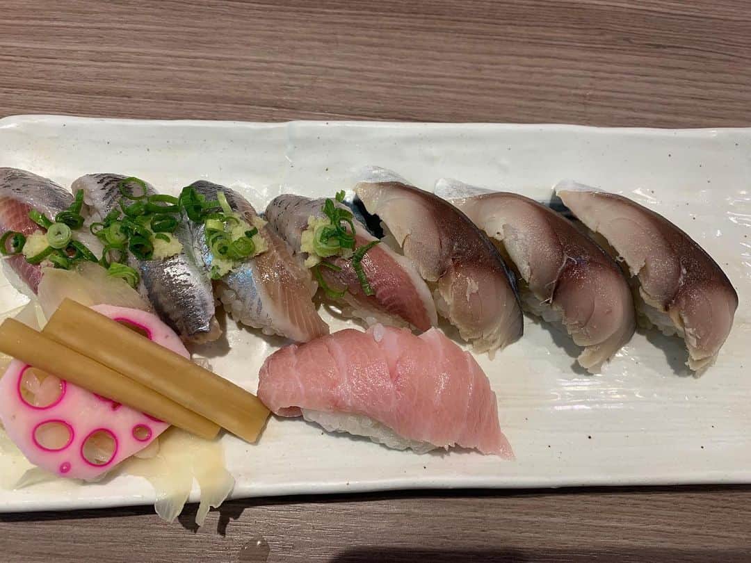 若葉紫さんのインスタグラム写真 - (若葉紫Instagram)「お寿司！ #写真好きな人と繋がりたい  #カメラ好きな人と繋がりたい  #グルメ好きな人と繋がりたい」12月22日 15時08分 - murasaki.wakaba