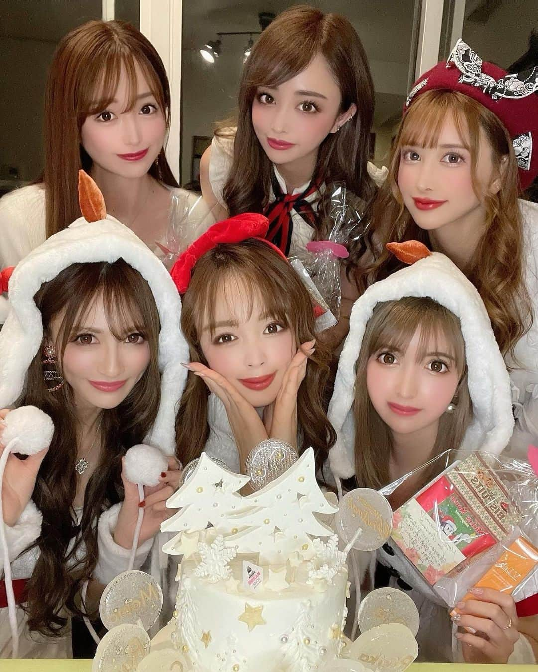 サキ吉さんのインスタグラム写真 - (サキ吉Instagram)「この前のXmas party🎄🎁🎅🌟 ． ドレスコードはオールホワイトに ワンポイントでレッド💋でした⛄✨ ． 元ロブションシェフのこうきさんのディナーを食べながらパーティーは かなり贅沢だったよ🥺💓💓💓 @cookgram_official  ． るみサンタ🎅🏻がサプライズで用意してくれたXmasケーキはなんと皆の名前入りでした！！！💖 @marinehouse_yourstorycake  ． 楽しかったね🥰💋 新年会も楽しみにしてます🧡 ． #Xmasparty #christmasparty #merrychristmas  #クリスマスパーティー #ホームパーティー  #ドレスコード #オールホワイトコーデ  #クリスマスケーキ #ジョエルロブション  #女子会」12月22日 15時12分 - sakikichi1201