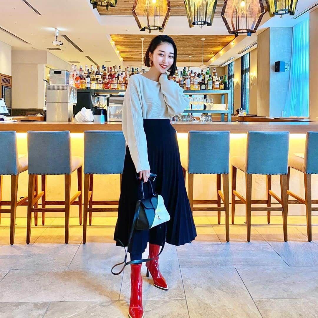 梅谷安里さんのインスタグラム写真 - (梅谷安里Instagram)「OOTD🌿🌿🌿 たまにはモノトーンなシンプルコーディネート🤍 足元の差し色を忘れずに🥰 このプリーツスカートはヘビロテな予感🌿 @reedit_official #ootd#outfit#fashion #coordinate#reedit #リエディ #リエディスタ #エシカルファッション #サステナブル #SDGs#コーデ#コーディネート #大人カジュアル#2020AW」12月22日 15時12分 - anriworld