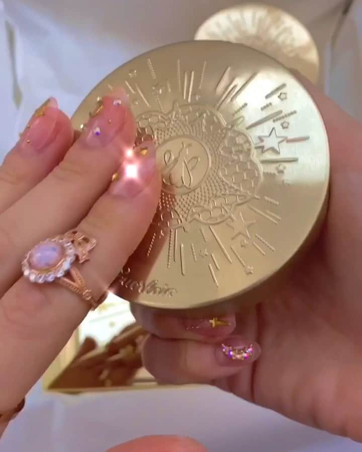 Maria Wayのインスタグラム：「вам нравится смотреть такие распаковки? 💅🏻  если да, оставьте + и я сниму ещё такие видео 👇🏻   _________________ в видео : помада G Sheer Shine 007 помада G Sheer Shine 25 S  палетка Palette Golden Bee  @guerlain Meteorites Golden Bee  #guerlain Terracotta Golden Bee помада G Matte 32 🎀」