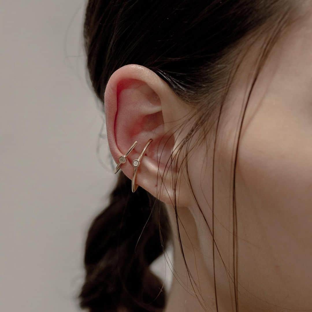 ミキアのインスタグラム：「meteor ear cuff 夜空に見える流星をイメージしたイヤーカフ。ゴールドのシャープな線で光を、ダイヤモンドで星を表現しています。  This ear cuff is inspired by a meteor seen in the night sky. The sharp line of gold represents light, and the diamond represents a star. @mikiajewelry #meteor#diamond#k10#earcuff#tokyo#japan」