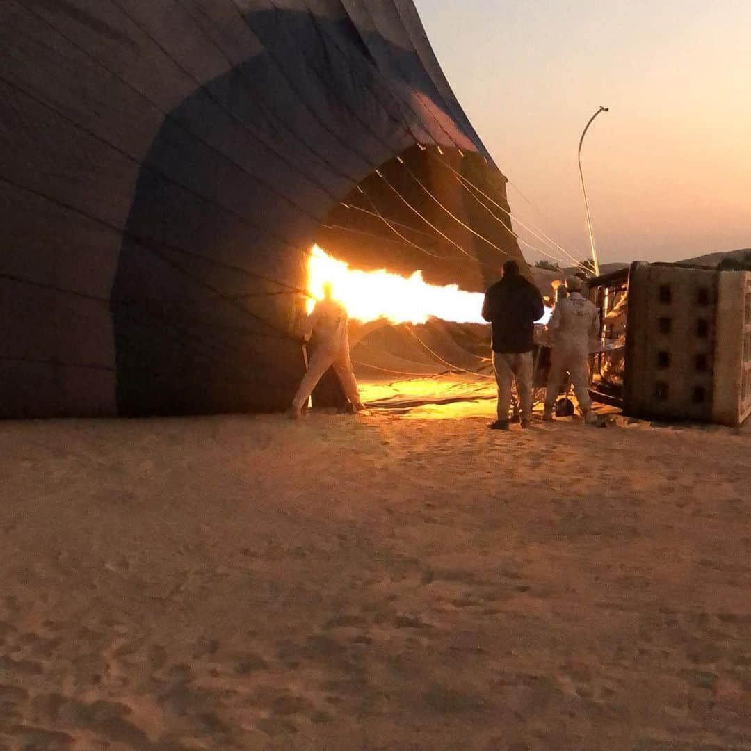 Nargis Fakhri さんのインスタグラム写真 - (Nargis Fakhri Instagram)「Shall we float all the way to the stars? #hotairballoon @ballooning_uae  . Words can’t explain the feeling of peace when up in the sky.  . @thebestconnected ❤️ 🎈」12月22日 15時31分 - nargisfakhri