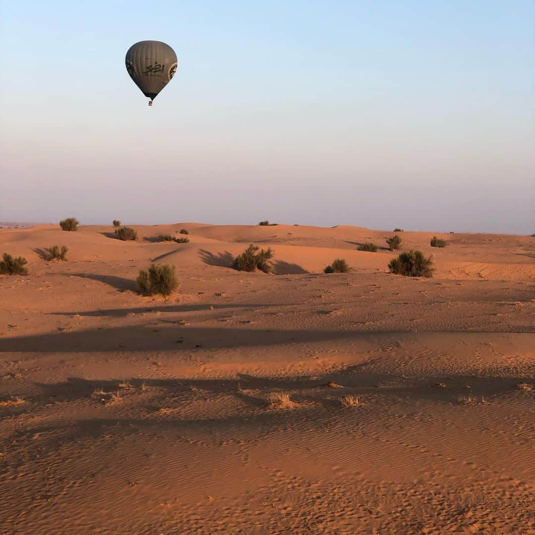 Nargis Fakhri さんのインスタグラム写真 - (Nargis Fakhri Instagram)「Shall we float all the way to the stars? #hotairballoon @ballooning_uae  . Words can’t explain the feeling of peace when up in the sky.  . @thebestconnected ❤️ 🎈」12月22日 15時31分 - nargisfakhri