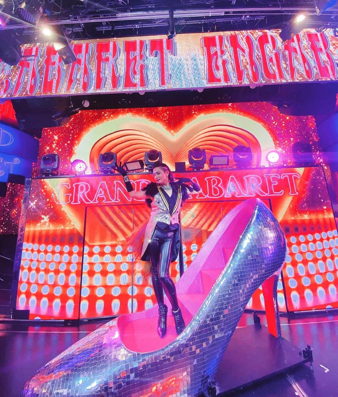 のインスタグラム：「私はこの写真が載せたかった🥺 先日行われた 「CABARET ENGAB vol.2」 @burlesque.tokyo   ご来場・生配信をご覧いただいた皆様。ありがとうございました💋  ちょっと。  豪華過ぎません？ ゴージャス過ぎません？  「Highheels」という曲を歌い始めてから、ハイヒールを履いて、ハイヒールの上に乗っかって歌っちゃう日が来ましたよ皆さん！ put on heels〜👠  昔っからハイヒールの美しく描いたカーブの形が好きで、それを履いてる女性の美しい脚に憧れて、でも自分では履けなくて、履くのが恥ずかしくて、ノートの片隅にハイヒールの絵をひたすら描いてたことがあった少年が、ハイヒールを履いて、ハイヒールの上で歌って踊る日が来ましたよ。 なかなか感慨深くないですか？  姉のヒールをコッソリ履いてウォーキングしてた当時の彼に教えてあげたい。  special thanks #burlesquetokyo  #burlesquedancer   #enviigabriella #souljuice #hidekism #kamus #gay #lgbt #highheel #heels #music #dance #fashion #art #entertainment #オネエ #エンガブ #tokyo #japan #planchime #ENGAB #makeup #youtube #burlesque  #CABARETENGAB」