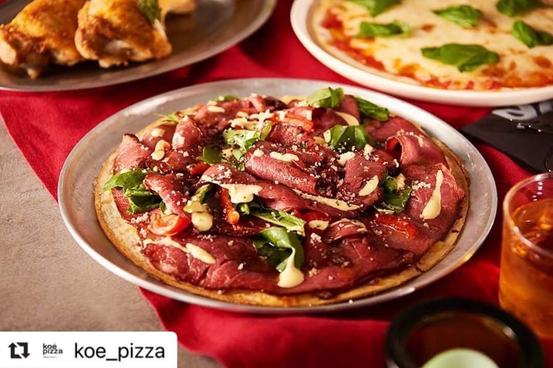 コエのインスタグラム：「. 12月23日〜12月25日限定！ koe pizza クリスマスセット ご予約受付中！🎄🍕  クリスマスセット限定 「クリスマスローストビーフピッツァ」  塩胡椒のみでシンプルに焼き上げたローストビーフには たまごベースと赤ワインベースのダブルソースが絡んで濃厚な仕上がりに。 ルッコラやトマトなどの野菜が彩る クリスマスのディナーにぴったりの贅沢な１枚です。  ご予約はkoe pizza食べログページにて🎁 https://tabelog.com/okayama/A3301/A330101/33017101/party/  -------------------------------- 🍕クリスマスローストビーフ ピッツァセット　¥5800+tax  セット内容 クリスマスローストビーフピッツァ １枚、koe pizza特製マルゲリータ 1枚、チキンレッグ ２本、岡山県岡山市/西洋農家マンジャーレのグリーンサラダ  🍕koe pizza特製マルゲリータ セット　¥3800+tax  セット内容 koe pizza特製マルゲリータ 1枚 、チキンレッグ ２本 、岡山県岡山市/西洋農家マンジャーレのグリーンサラダ -------------------------------- . . ＊koe pizzaでは、開放的な空間に加えて 手洗いの徹底やマスクの着用、ソーシャルディスタンスの確保など感染防止対策を徹底の上、営業いたします。 ＊ご予約は、お電話または食べログでも承っております。 . . #koe #koepizza #ethical #pizza #okayama #okayamapizza #okayamacafe #diningout #domainetetta #コエ #コエピザ #ピザ #エシカル #岡山 #岡山グルメ #岡山カフェ #岡山レストラン#岡山ピザ #岡山ランチ #地産地消 #岡山観光 #石山公園 #岡山城 #後楽園 #ダイニングアウト #チーズメルト #長場雄 #萬代基介 #クリスマスセット #ピザパーティー」