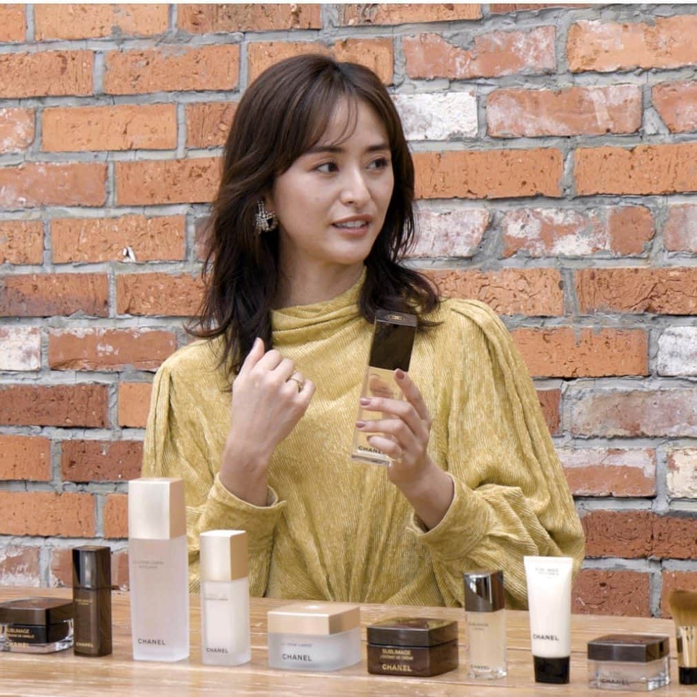 のインスタグラム：「VERY世代の"肌育"を ウェブさんとともに考える 動画プロジェクト、 第4弾「欲しいのは、10年後につながる"自信肌"」は チェックいただけましたか？ 第4弾、ウェブさんと美容フリークの方たちとの美容談義です＾＾  ウェブさんの動画連載の今年の締めくくりとして、近日第5弾を公開です✨  その前にぜひ第4段動画チェックしてください！ 動画はIGTVからチェックできます🎥  #Chanel #シャネル」