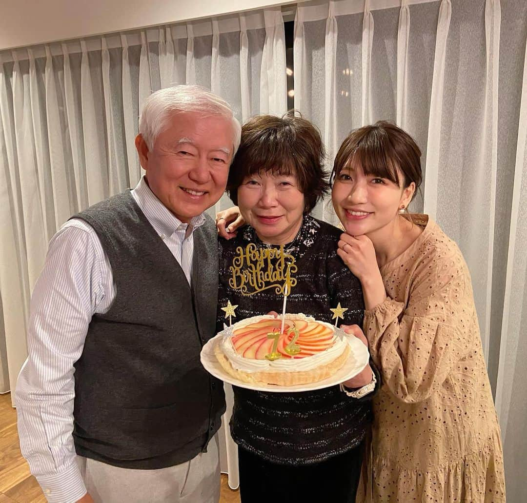 桃さんのインスタグラム写真 - (桃Instagram)「昨日はお母さんの72歳の誕生日🎂うちに来てもらってお祝いしました🥳小さい頃から、4人兄弟の誕生日プレゼントはお母さんの手作りケーキでした。 毎年それがたのしみでした！！  サプライズで手作りケーキを出したら「いつも作ってる側だったから、作ってもらったのは初めて😭✨」と、泣いて喜んでくれました🥺 絶対過去にも作ったことあると思うけど…これだけ喜んでくれるなら、はじめてが何回あってもいいや🥴笑」12月22日 15時38分 - momo.official