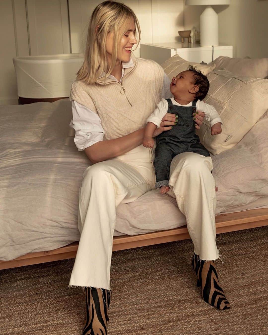 Linda Tolさんのインスタグラム写真 - (Linda TolInstagram)「The your most precious memory with your family this year? The birth of my son Louie @mango #MangoTogether #MangoGirls」12月22日 15時41分 - lindatol_