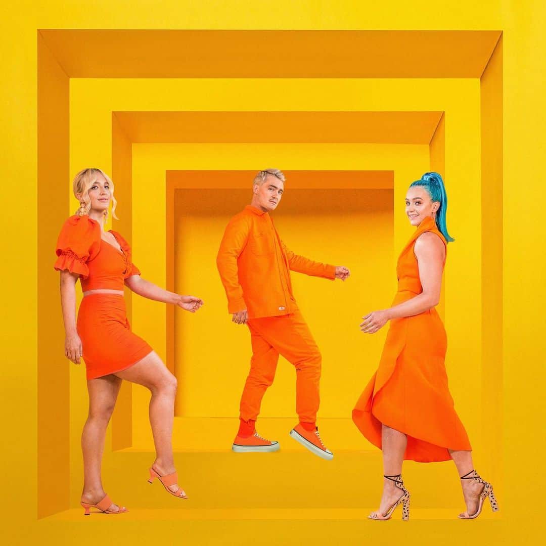 シェパードのインスタグラム：「Orange you glad we completed our one-single-a-month challenge? We certainly are! Learning to Fly out now on all platforms.」