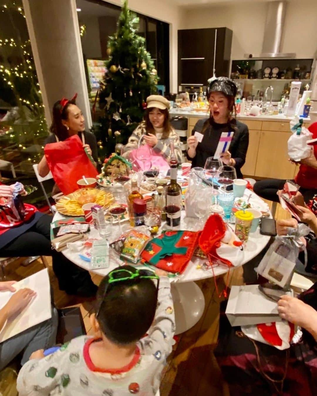 平山美香さんのインスタグラム写真 - (平山美香Instagram)「2020.12.19 Christmas お泊り Home Party🎄 いつものママ友でchristmas holiday🎄息子はスクールとは違うプライベートの大好きなお友達と会えるのが楽しみみたい🎄プレゼント交換したり、ワイワイ賑やかな時間🎄 初めてのお泊まり会は、お布団ひいて皆んなで合宿みたいで、テンション上がってました🎄次は新年会だね #クリスマス #クリスマスホームパーティー #Christmas #Christmas #homeparty #お泊まり会」12月22日 15時45分 - mika_hirayama