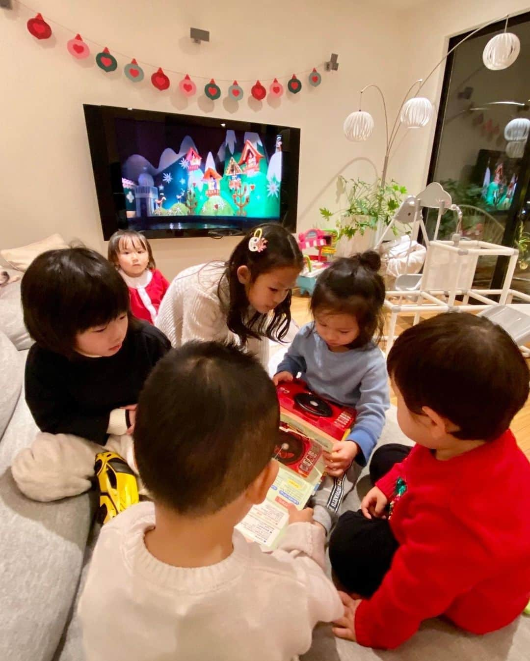 平山美香さんのインスタグラム写真 - (平山美香Instagram)「2020.12.19 Christmas お泊り Home Party🎄 いつものママ友でchristmas holiday🎄息子はスクールとは違うプライベートの大好きなお友達と会えるのが楽しみみたい🎄プレゼント交換したり、ワイワイ賑やかな時間🎄 初めてのお泊まり会は、お布団ひいて皆んなで合宿みたいで、テンション上がってました🎄次は新年会だね #クリスマス #クリスマスホームパーティー #Christmas #Christmas #homeparty #お泊まり会」12月22日 15時45分 - mika_hirayama