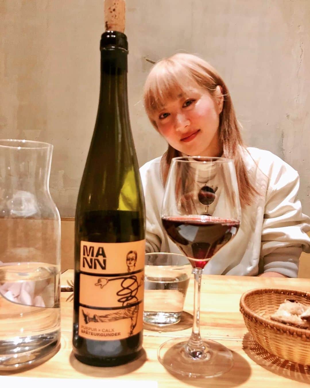 永瀬沙世のインスタグラム：「もうすぐクリスマスですね🎄 年末感が全くない日々です🍻  お酒飲まないのですが🤩おしゃれなワインと。」