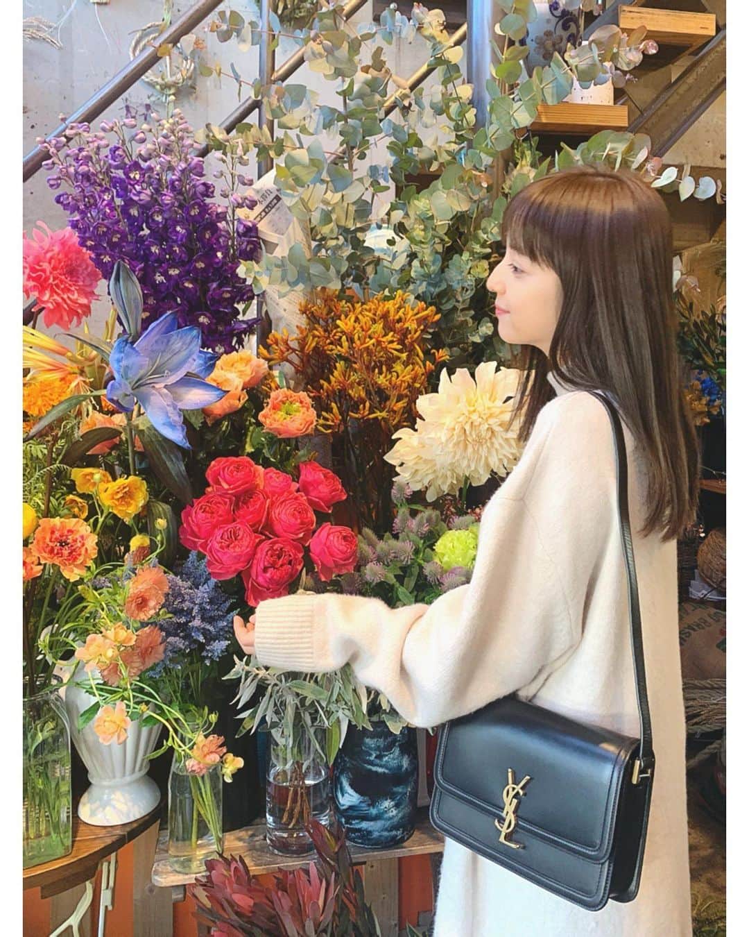 佐々木希さんのインスタグラム写真 - (佐々木希Instagram)「休日、お花を買いに。 ここに来ると、いつも色とりどりのお花達が生き生きとしていて、幸せな気持ちになる💐 オーナーのcharさんのお人柄もとても癒し。 #終日フラワー #終日one   この日の私服は、 #SaintLaurent のbagと、ニットワンピでシンプルコーデ。 両手が自由なbagは楽ちんで嬉しい☺︎  #のぞみの私服  （撮影時のみマスクを外しました）」12月22日 15時57分 - nozomisasaki_official