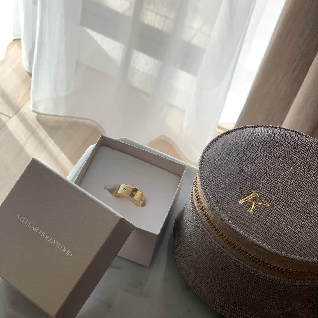 亀恭子のインスタグラム：「頂き物^ ^  ジュエリーはもちろん嬉しいけど、 ジュエリーケースって気分が上がります。  しかもイニシャル入り❤︎  #holidaygift #stellarhollywood #jewelry #jewelrycase #thankyou #❤︎」