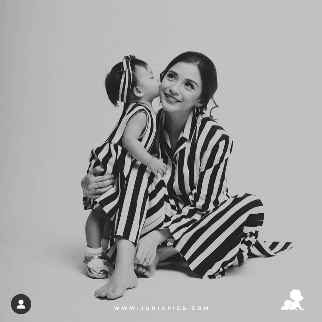チェルシー・オリビアのインスタグラム：「Selamat hari ibu untuk semua perempuan hebat di Bumi♥️ . . Tak penting apakah kamu memberikan asi full atau susu botol , melahirkan normal ataupun melalui proses operasi, atau berkali-kali program anak dan masi berusaha kalian adalah perempuan luar biasa . . Ibu adalah sosok terbaik untuk anak anak-nya ,tanpa kenal lelah dan juga mengharapkan imbalan di masa depan anaknya ,Ibu hanya menginginkan masa depan yg cerah dan mendoakan yg terbaik buat anaknya ♥️ #SelamatHariIbu」