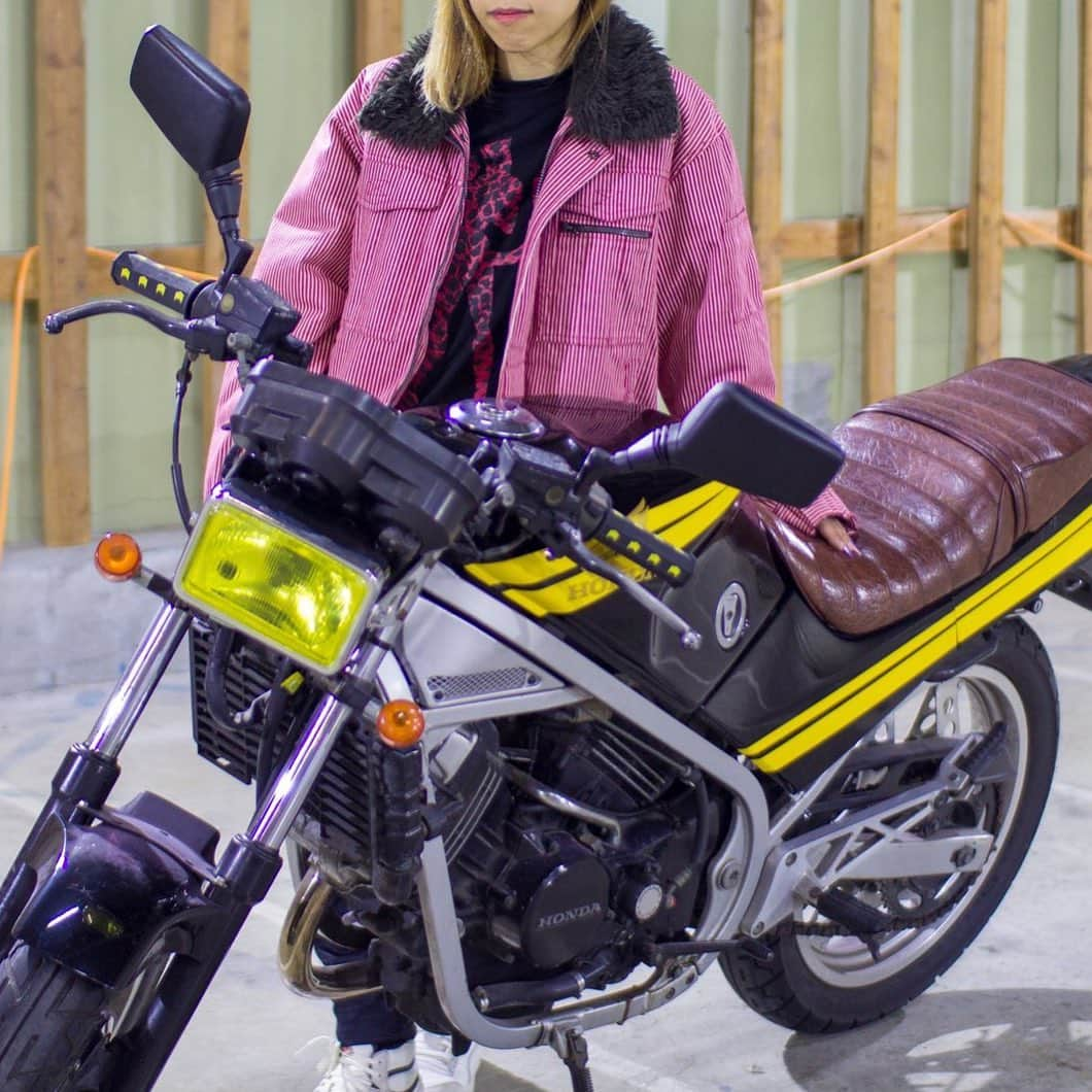 よもぎのインスタグラム：「キレイに撮ってもらった🖖  #vt250  #250cc  #旧車 #旧車バイク  #バイク女子 #creamsoda #ブラックキャッツ  #昭和 #昭和好きな平成生まれ  #80年代 #70年代」