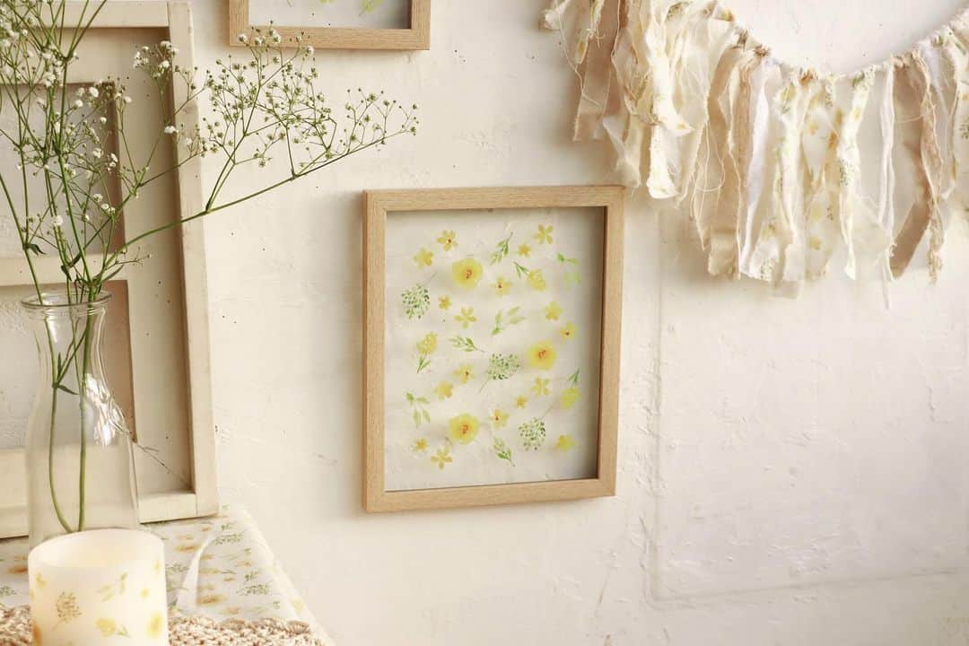 salut!のインスタグラム：「*.+ﾟmotifs de fleurs *.+ﾟ  フランス語で花柄の意味。  春らしい柔らかい色味の花柄のインテリアアイテムが多数入荷しました❁⃘*.ﾟ  新生活に揃えたくなるようなアイテムばかりです*.+ﾟ  公式通販サイト @salut_shop  トップページURLよりご確認くださいませ⋆*❁*  画像掲載商品 ・ガラスパネル ¥550(taxin) ・タッセルガーランド ¥1100(taxin)  motifs de fleursシリーズ入荷遅れのご案内  △店舗での入荷遅れ商品△ ・ガラス2段トレー ・ガラステーブル 12/25~発売となります。 予めご了承くださいませ。  △公式サイトでの入荷遅れ商品△ ・ガラスフォトフレーム ・ガラスミラー 12/24以降の入荷予定となります。  ・ガラス2 段トレー ・ガラステーブル 1/7頃入荷予定となります。 予めご了承くださいませ。  ※また店舗により入荷時間や在庫数が異なります。 ご来店の前にお近くの店舗までご確認くださいますようお願い致します。  #サリュ #salut #まいにちインテリア  #花柄 #花 #新生活 #新生活準備 #花柄アイテム #お花のある暮らし  #プチプラ #プチプラ雑貨 #プチプラインテリア #プチプラ小物 #プチプラ通販  #インテリア雑貨 #インテリア小物 #インテリア  #ナチュラルな暮らし #ナチュラルインテリア #ナチュラルコーデ #ナチュラル　#smileispower_p」
