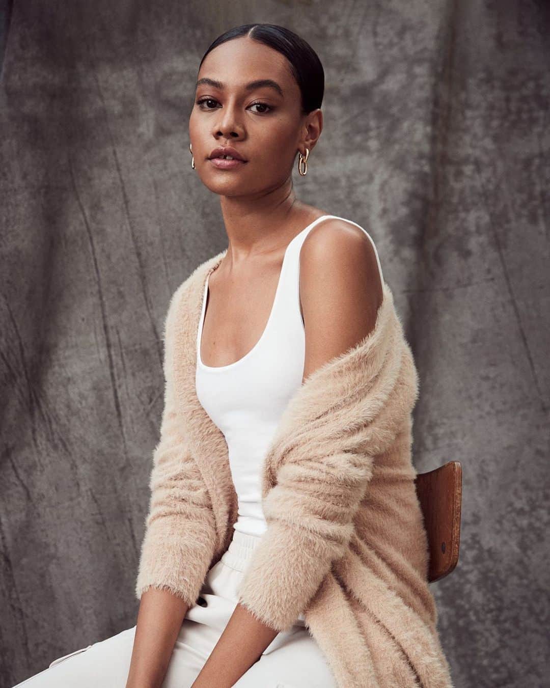 Banana Republic のインスタグラム：「Our long cardigan sweaters have us feeling warm and fuzzy...literally. Tap to get yours now.」
