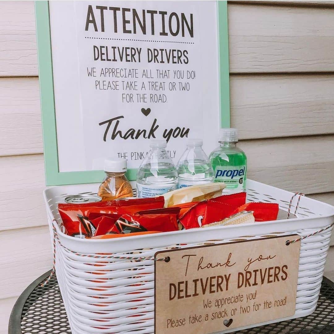 Amazonさんのインスタグラム写真 - (AmazonInstagram)「Seeing these is always a treat! Thanks for #DeliveringSmiles to the drivers who deliver for you. 🚚💙」12月23日 1時25分 - amazon