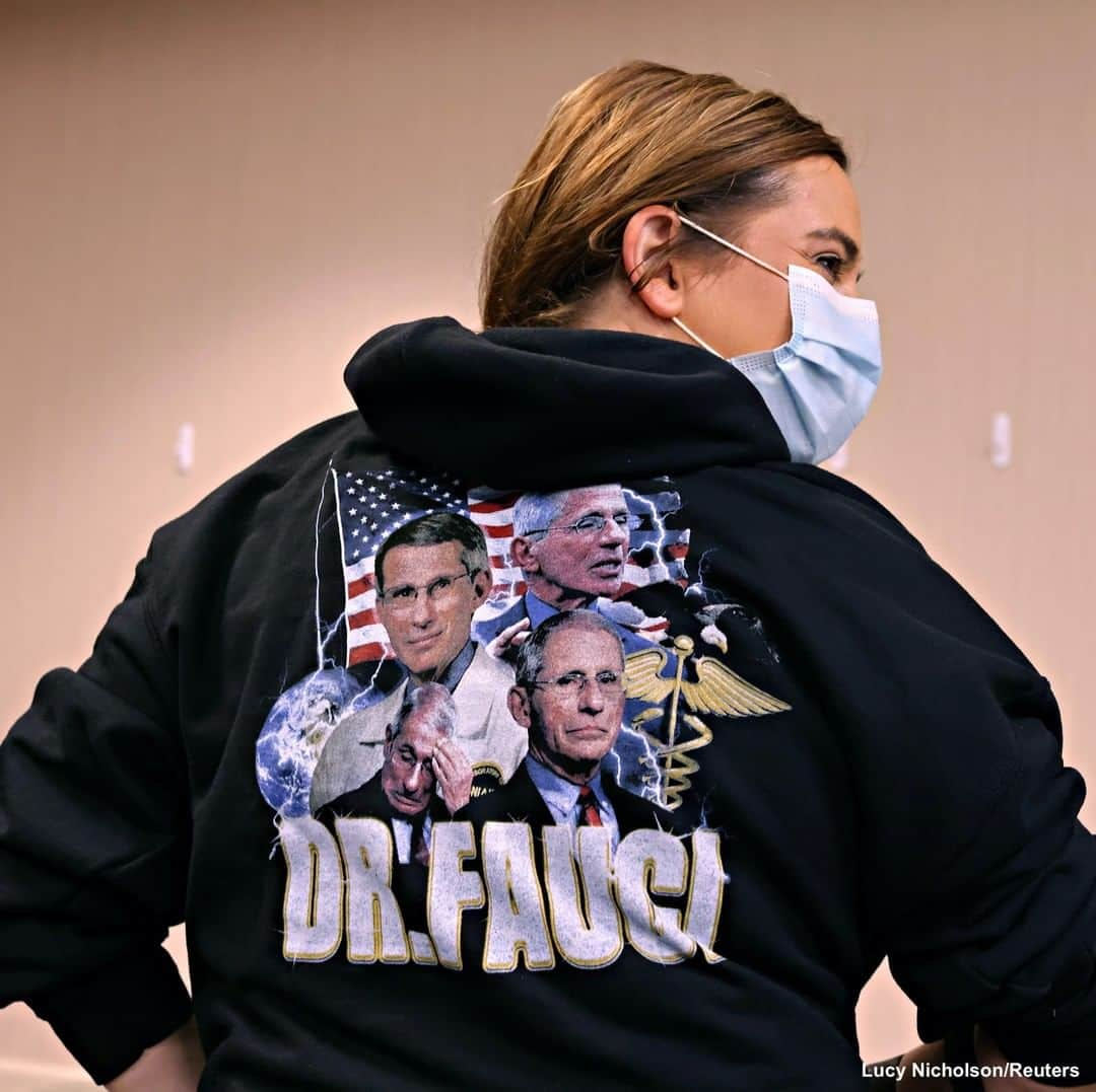 ABC Newsさんのインスタグラム写真 - (ABC NewsInstagram)「A physician shows off her Dr. Anthony Fauci-themed hoodie after receiving the COVID-19 vaccine at a hospital in Glendale, CA. #anthonyfauci #covid19 #covidvaccine #doctors #healthcareworkers」12月23日 1時25分 - abcnews