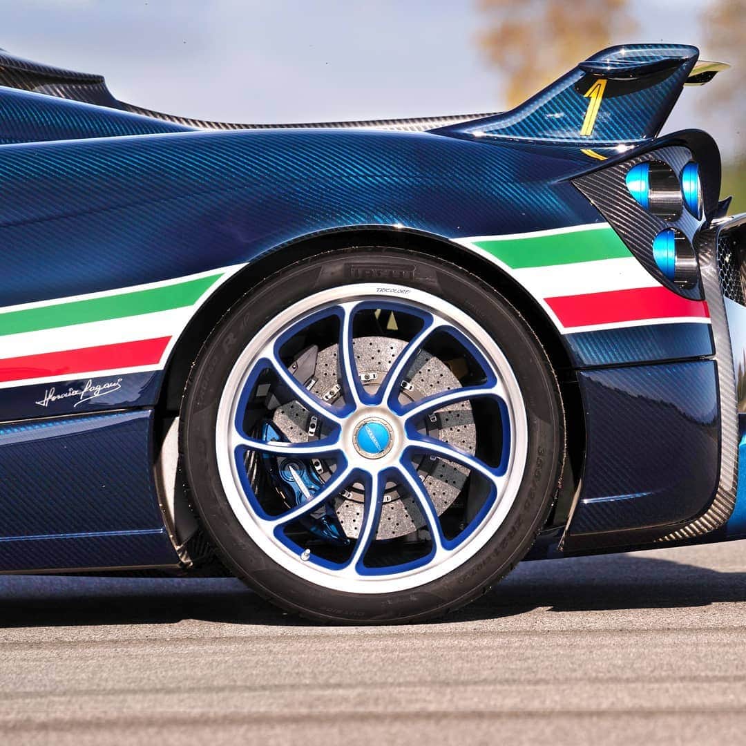パガーニ・アウトモビリのインスタグラム：「Only @brembobrake can stop this beast.  The Huayra Tricolore is fitted with #Brembo 4 ventilated carbon-ceramic discs: Front 398x36 mm with monobloc calipers with 6 pistons; Rear 380x34 mm with monobloc calipers with 4 pistons.  Read more on our website or click the link in bio!  #pagani #huayra #huayratricolore #freccetricolori #AeronauticaMilitare #aviation #ItalianAirForce」