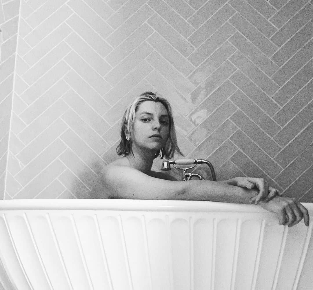 Estée Lalondeのインスタグラム：「Dedicated to all the lonely people 🤍」