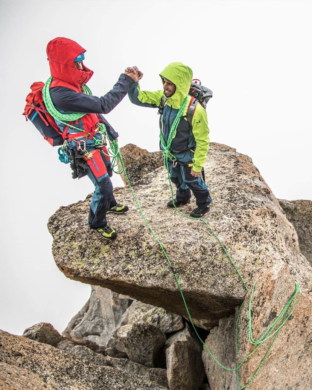ミレーのインスタグラム：「Unity is strength. In the mountain more than anywhere else.  @compagniedesguidesdechamonix x @societaguidedelcervino  📷 @jeantetstefano  #MilletRiseUp」