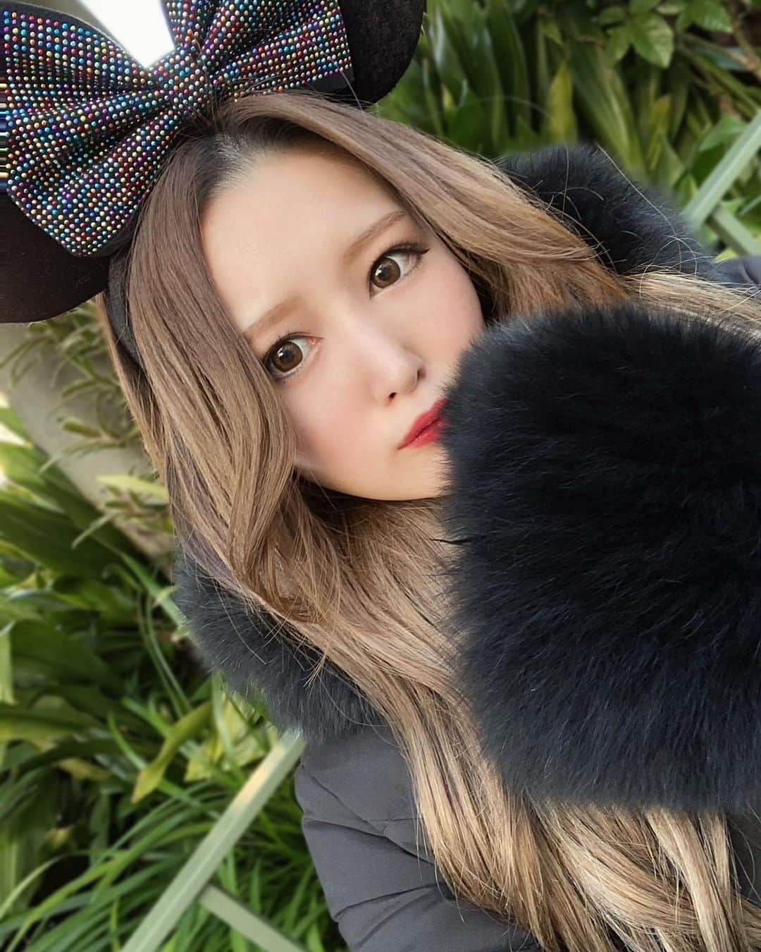 長沼まゆのインスタグラム：「Disneyland🏰  今日は天気がよくて だいぶ冷え性な私でも全然平気だった！ﾖｶｯﾀ！ いっぱい写真撮ったから しばらくディズニー投稿続きます🤍  #ディズニーランド #ディズニーカチューシャ #クリスマスディズニー #ディズニーコーデ #自撮り界隈」