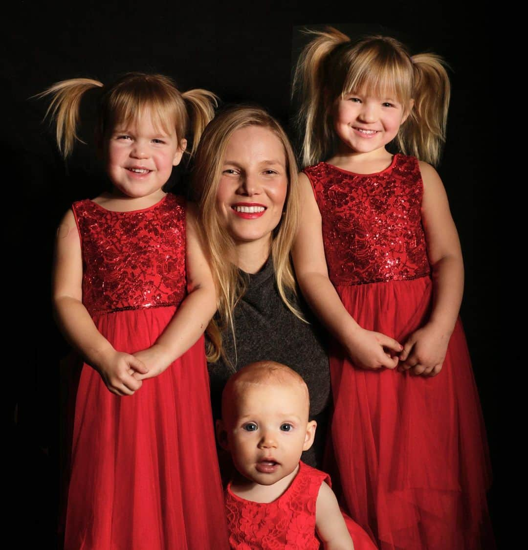 スヴィ・コポーネンのインスタグラム：「Jokes aside, love these little girls ♥️♥️♥️」