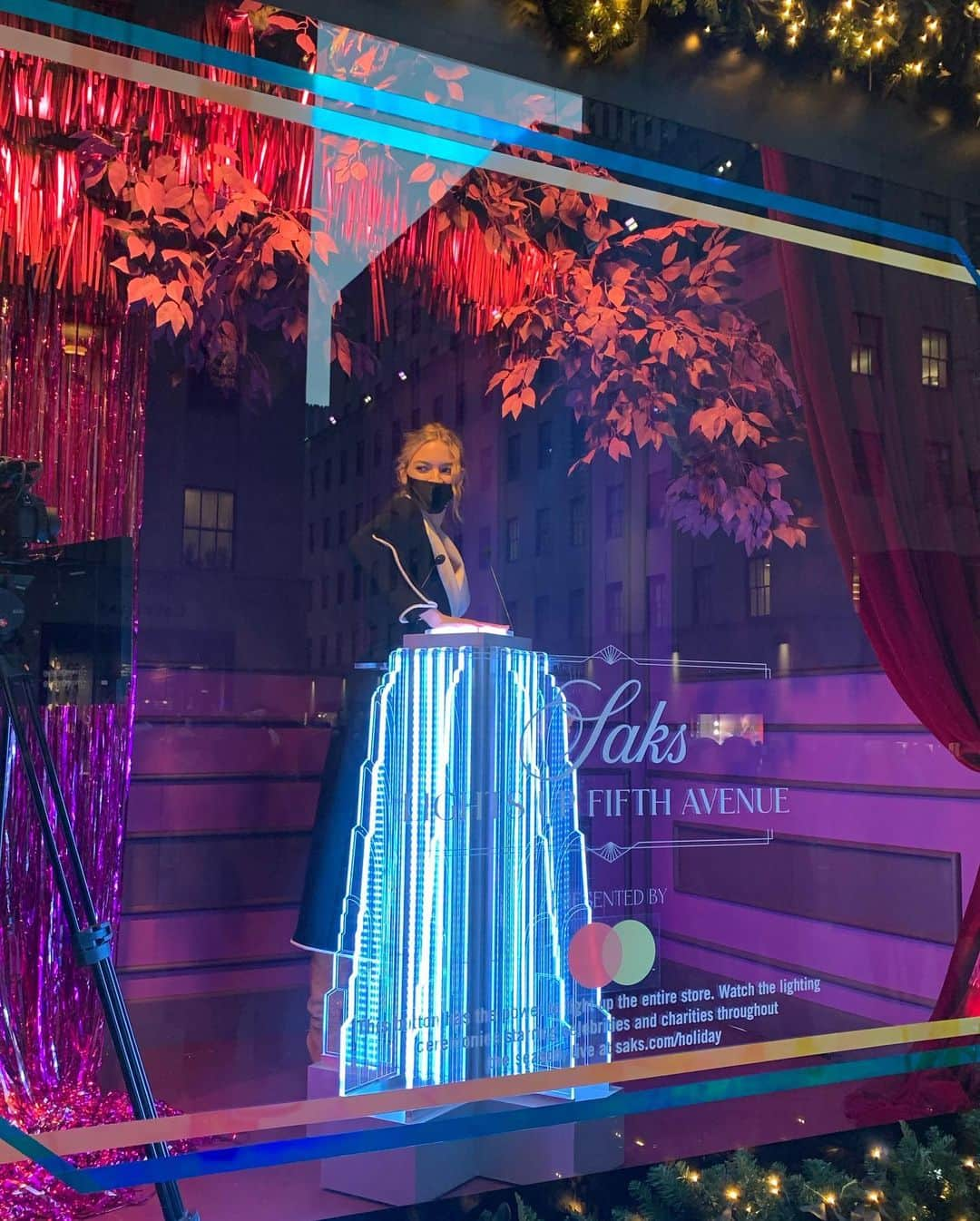 マーサ・ハントさんのインスタグラム写真 - (マーサ・ハントInstagram)「Had so much fun lighting up the iconic @saks 5th Ave windows! Thanks for having me & donating to @robinhoodnyc for all they do to help New Yorkers in need🌟✨🎄📸@gettyimages #ProudNewYorker」12月23日 1時41分 - marthahunt