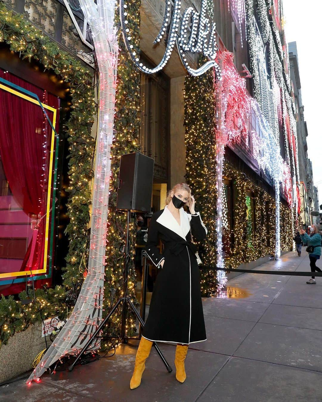 マーサ・ハントのインスタグラム：「Had so much fun lighting up the iconic @saks 5th Ave windows! Thanks for having me & donating to @robinhoodnyc for all they do to help New Yorkers in need🌟✨🎄📸@gettyimages #ProudNewYorker」