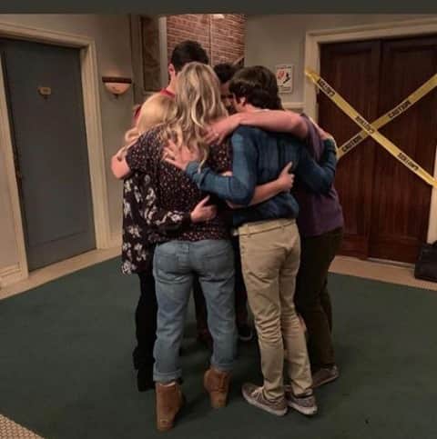 ビッグバン★セオリーのインスタグラム：「. . . @therealjimparsons @kaleycuoco @sanctionedjohnnygalecki @missmayim @themelissarauch #johnnygalecki #mayimbialik #kaleycuoco #melissarauch #simonhelberg #jimparsons #jerryoconnell #kunalnayyar #leonardhofstadter #amyfarrahfowler #pennyhofstadter #bernadettewolowitz #sheldoncooper #thebigbangtheory #bigbangtheory」