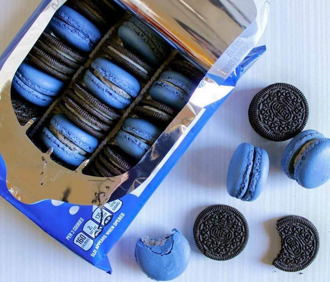 OREOさんのインスタグラム写真 - (OREOInstagram)「Homemade OREO macarons wrapped in a pack of OREO cookies is the surprise we all want this holiday season 😍⠀⠀⠀⠀⠀⠀⠀⠀⠀ ⠀⠀⠀⠀⠀⠀⠀⠀⠀ 📷: @sweet._carolines」12月23日 1時45分 - oreo