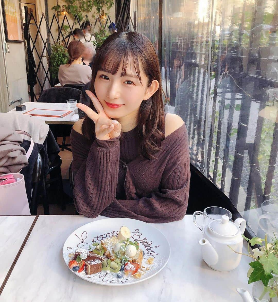 栗田麻理のインスタグラム：「. 大好きなえりささんに誕生日をお祝いしていただきました🥲❤︎❤︎  とってもお洒落なカフェでご飯も美味しかったです〜！ 楽しい時間はあっという間でした… ありがとうございました😖✨  #恵比寿カフェ #バースデープレート #恵比寿ランチ #カフェ巡り #cafegitane」