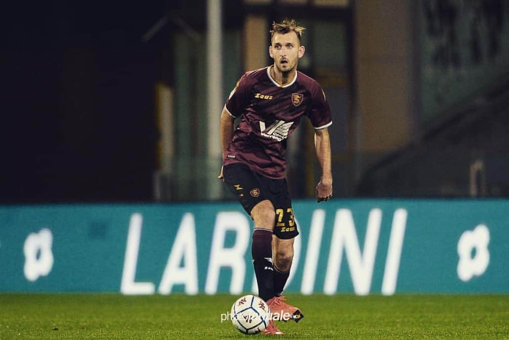 ノルベルト・ジェンベールさんのインスタグラム写真 - (ノルベルト・ジェンベールInstagram)「Siamo sulla strada giusta, continuiamo a lavorare +3...💪🇱🇻⚽️ @photo_ianuale  #forzasalernitana #forzagranata #victory #team #always #believe #workhard」12月23日 1時47分 - norbertgyomber32